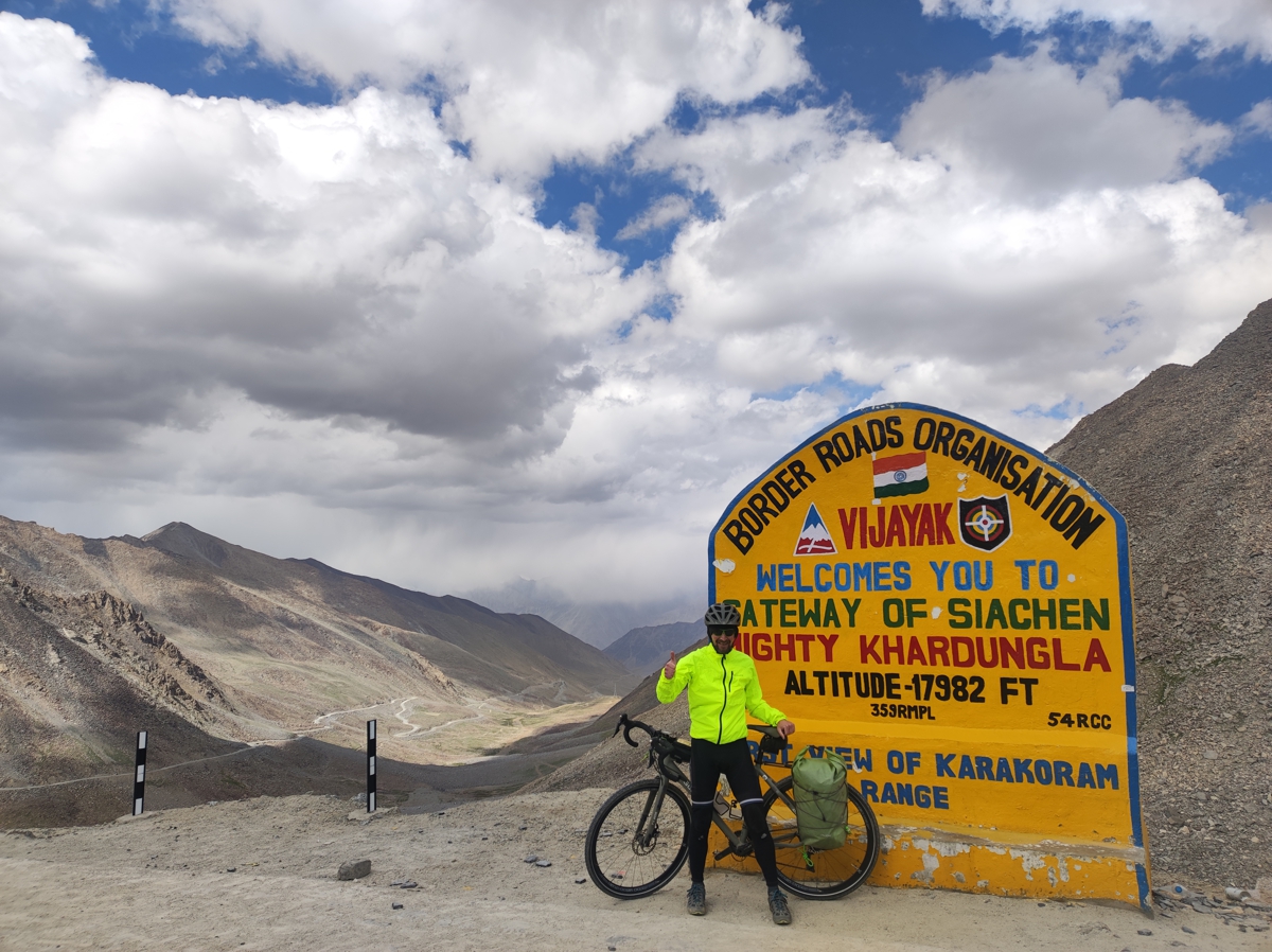 Sven am Khardung La - Im Hintergrunds Karakorum-Gebirge.